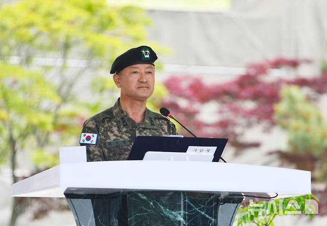 [증평=뉴시스] 서주영 기자 = 김수광 육군37사단장이 19일 부대 내 연병장에서 열린 창설 70주년 기념식에 참석해 기념사를 하고 있다. 2025.05.19. juyeong@newsis.com *재판매 및 DB 금지