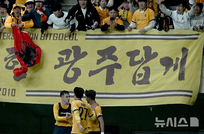 [광주=뉴시스] 김혜인 기자 = 광주FC의 아사니가 지난 3월12일 오후 광주 서구 광주월드컵경기장에서 열린 2024-25 아시아축구연맹(AFC) 챔피언스리그 엘리트(ACLE) 16강 2차전 일본 비셀 고베와의 경기 연장 후반전에서 골을 넣은 뒤 기뻐하고 있다. 2025.03.12. hyein0342@newsis.com