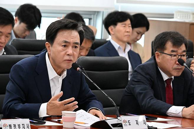 [홍성=뉴시스] 김태흠 충남지사가 19일 도청 중회의실에서 열린 도정 주요 현안 추진 상황 점검회의에서 발언을 하고 있다.  *재판매 및 DB 금지