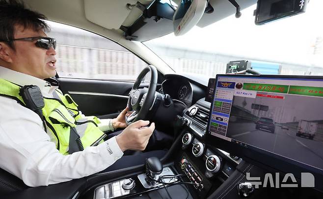 [서울=뉴시스] 추상철 기자 = 19일 오후 서울 내부간선도로에서 서울경찰청 도시고속순찰대가 암행순찰차 '탑재형 과속단속 장비' 운영을 하고 있다. (공동취재) 2025.05.19. photo@newsis.com