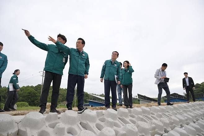 [논산=뉴시스] 백성현 논산시장이 19일 관내 하천 피해 복구 현장에 대한 점검검을 벌이고 있다. (사진=논산시 제공) 2025.05.19. photo@newsis.com *재판매 및 DB 금지