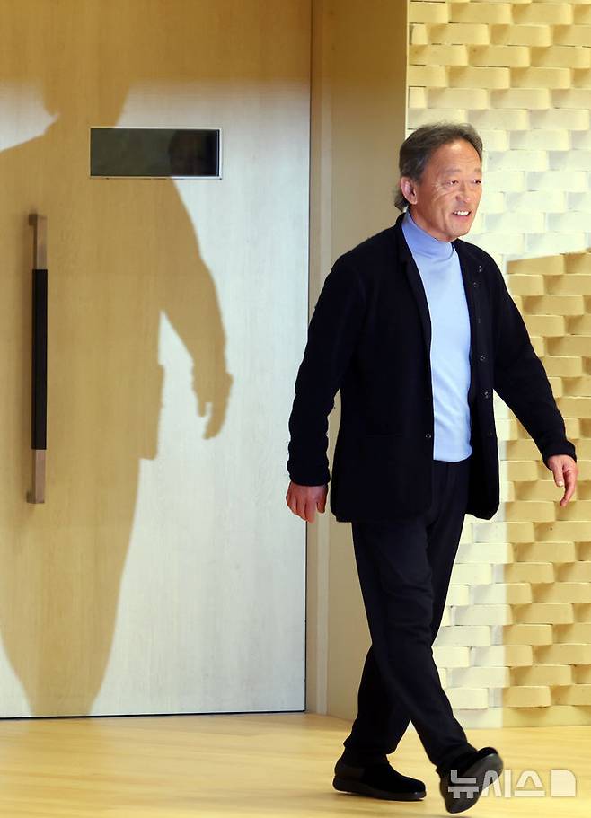 [부산=뉴시스] 하경민 기자 = 1778년 문을 연 세계적인 오페라 하우스 이탈리아 '라 스칼라 극장'의 동양인 첫 음악감독으로 선임된 정명훈(72) 클래식부산 예술감독이 19일 오후 부산 부산진구 부산콘서트홀에서 기자회견을 갖기 위해 입장하고 있다. 2025.05.19. yulnetphoto@newsis.com