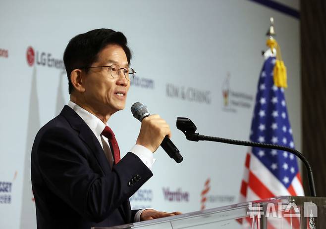 [서울=뉴시스] 고승민 기자 = 김문수 국민의힘 대선 후보가 19일 서울 광화문 포시즌스 호텔에서 열린 주한미국상공회의소(암참) 간담회에서 인사말을 하고 있다. 2025.05.19. kkssmm99@newsis.com