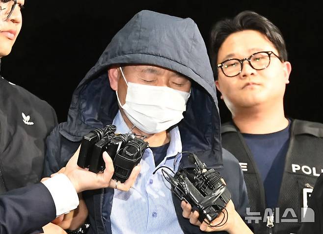 [시흥=뉴시스] 김종택 기자 = 시흥시 정왕동에서 2명을 살해하고 2명에게 흉기를 휘둘러 다치게 한 혐의로 긴급체포된 차철남이 19일 오후 경기 시흥경찰서로 압송되고 있다. 2025.05.19. jtk@newsis.com