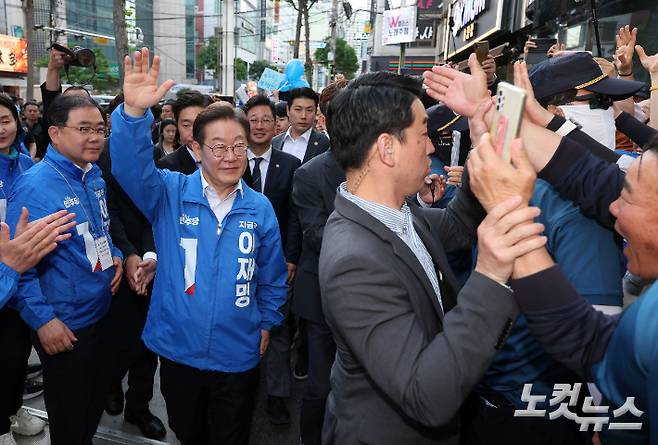 이재명 더불어민주당 대선 후보가  14일 오후 경남 거제시 고현로에 마련된 유세장으로 이동하고 있다. 거제=류영주 기자