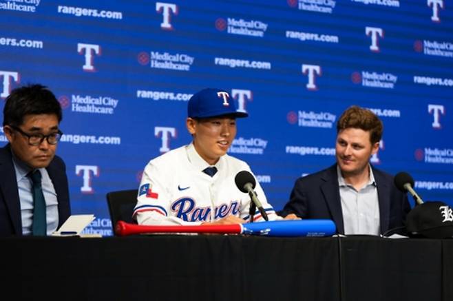 기자회견에서 인터뷰하는 김성준과 해밀턴 와이스(오른쪽) MLB 텍사스 국제 스카우트 이사, 박광민(왼쪽) 텍사스 국제 스카우트. 연합뉴스