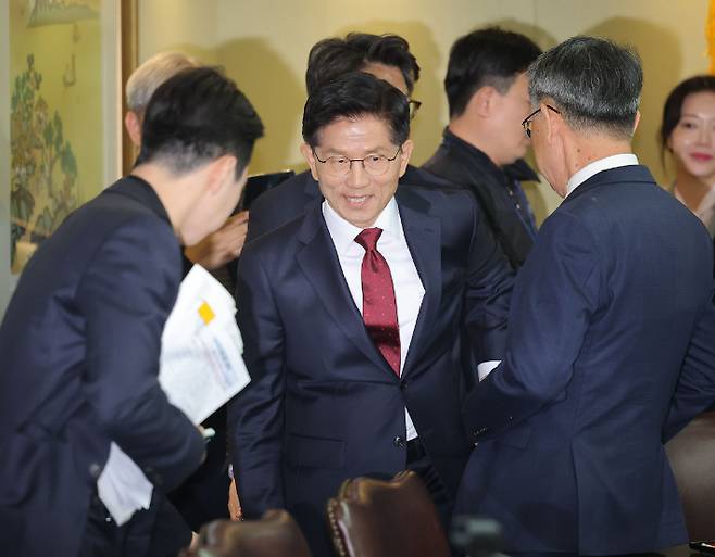 국민의힘 김문수 대선 후보가 19일 서울 중구 부영 태평빌딩에서 열린 대한노인회 간담회에 참석하고 있다. 연합뉴스