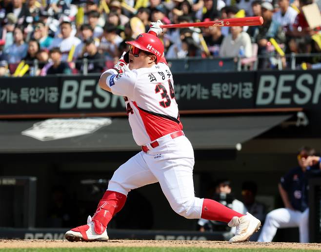 불혹을 훨씬 넘긴 나이에도 연일 맹타를 선보이고 있는 KIA 최형우. 연합뉴스