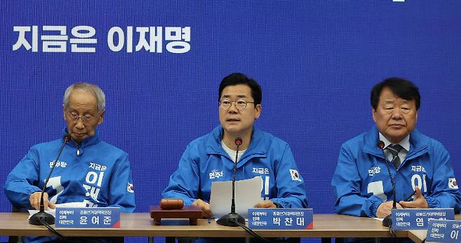 더불어민주당 상임총괄선대위원장인 박찬대 대표 직무대행 겸 원내대표가 19일 서울 여의도 당사에서 열린 중앙선거대책위원회의에서 발언하고 있다. 연합뉴스