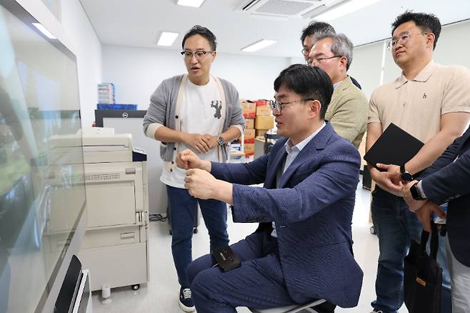 김현곤 경기도경제과학진흥원장이 입주기업의 제품을 시연하고 있다. 경기도경제과학진흥원 제공