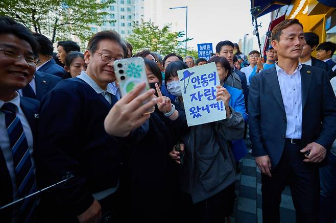 이재명 후보가 지지자들과 기념사진을 촬영하고 있다. 민주당 경북도당 제공