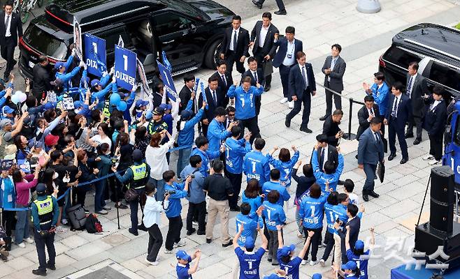 이재명 더불어민주당 대선후보가 19일 서울 영등포구 타임스퀘어 앞에서 열린 유세에 참석하고 있다. 윤창원 기자