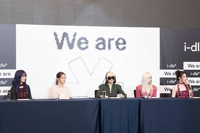 아이들 슈화(맨 오른쪽)가 취재진 질문에 답하고 있다. 큐브엔터테인먼트 제공