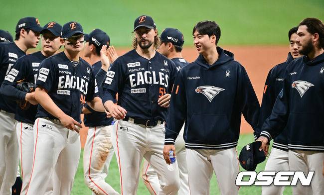 [OSEN=고척, 박준형 기자] 프로야구 한화 이글스가 파죽의 12연승을 질주했다.한화는 11일 서울 고척스카이돔에서 열린 ‘2025 신한은행 SOL Bank KBO리그’ 키움 히어로즈와의 경기에서 8-0 완승을 거뒀다. 이날 승리로 한화는 11연승에 성공했다. 1992년 5월 23일 청주 쌍방울 더블헤더 2차전 승리 이후 1만2041일 만에 12연승이다.&nbsp;경기종료 후 한화 선수들이 승리의 기쁨을 나누고 있다.  2025.05.11 / soul1014@osen.co.kr