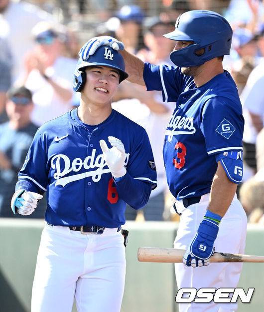 [OSEN=글렌데일(미국), 이대선 기자]&nbsp;LA 다저스와 샌프란시스코 자이언츠는 2일(이하 한국시간) 미국 애리조나주 글렌데일의 캐멀백 랜치에서 2025 메이저리그 시범경기를 치렀다.&nbsp;이날 김혜성은 8번 유격수로,&nbsp;이정후는 3번 중견수로 각각 선발 출장했다. 5회말 1사에서 LA 다저스 김혜성이 좌월 솔로 홈런을 치고 홈에서 크리스 테일러의 축하를 받고 있다. 2025.03.02 / sunday@osen.co.kr