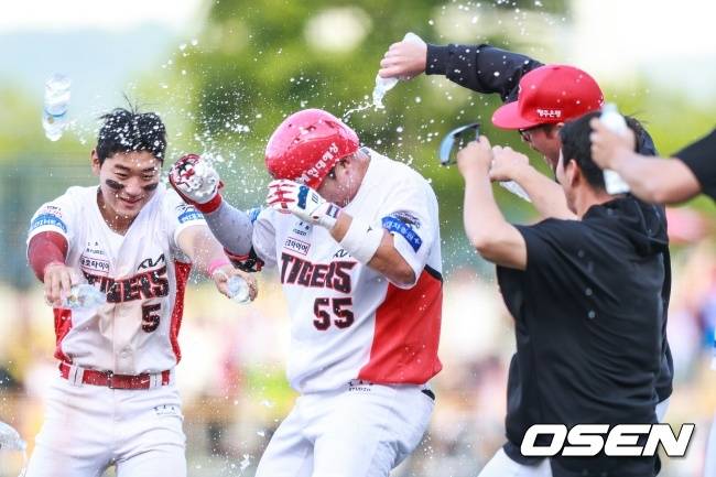 KIA 선수들이 한준수에게 물을 끼얹으며 끝내기 승리를 만끽하고 있다./KIA 타이거즈 제공