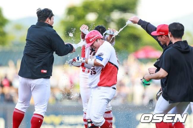 KIA 선수들이 한준수에게 물을 끼얹으며 끝내기 승리를 만끽하고 있다./KIA 타이거즈 제공