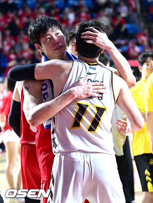 [OSEN=잠실학생체, 최규한 기자] 창원 LG가 창단 첫 우승의 영광을 쏘아 올렸다.&nbsp;창원 LG는 17일 서울잠실학생체육관에서 열린 2024-2025 KCC 프로농구 챔피언결정전 7차전서 서울 SK에 62-58로 승리했다.&nbsp;이날 승리로 LG는 지난 1997-1998 KBL 참가 후 창단 처음으로 챔피언결정전 정상에 올랐다.&nbsp;챔피언 결정전 우승을 거머쥔 LG 허일영과 SK 오세근이 인사를 나누고 있다. 2025.05.17 / dreamer@osen.co.kr