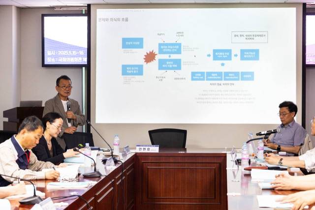 ▲한동우 강남대학교 교수(사회복지학)가 5월 15일 오후 2시 국회의원회관에서 열린 '새 정부 경제정책 방향에 대한 정책제언 포럼'에서 발제를 하고 있다. ⓒ노동과세계