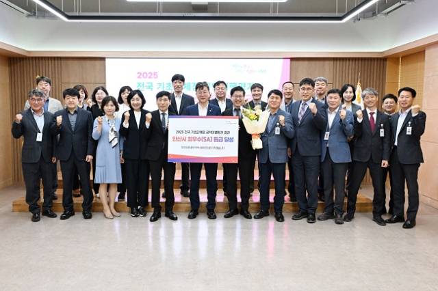▲안산시 '기초지방단체 공약이행 및 정보공개 평가' SA 등급 획득 기념촬영 ⓒ안산시