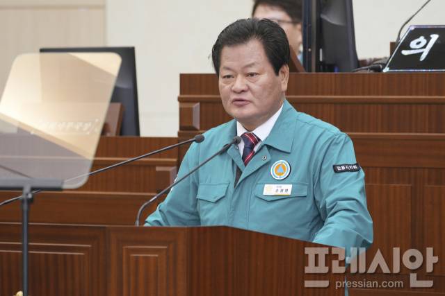 ▲안동시의회 손관영 의원이 제258회 임시회 본회의서 소상공인 보호와 경쟁력 향상을 위한 특단 대책 촉구를 하고있다. ⓒ 안동시의회