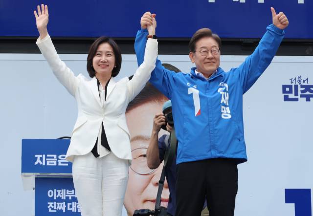 ▲더불어민주당 이재명 대선 후보가 19일 서울 영등포구 타임스퀘어에서 열린 유세에서 허은아 전 개혁신당 대표와 함께 손을 잡고 포즈를 취하고 있다. ⓒ연합뉴스