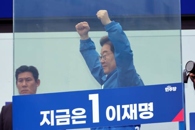 ▲더불어민주당 이재명 대선 후보가 19일 서울 영등포구 타임스퀘어에서 열린 유세에서 방탄유리가 설치된 유세차에 올라 지지를 호소하고 있다. ⓒ연합뉴스