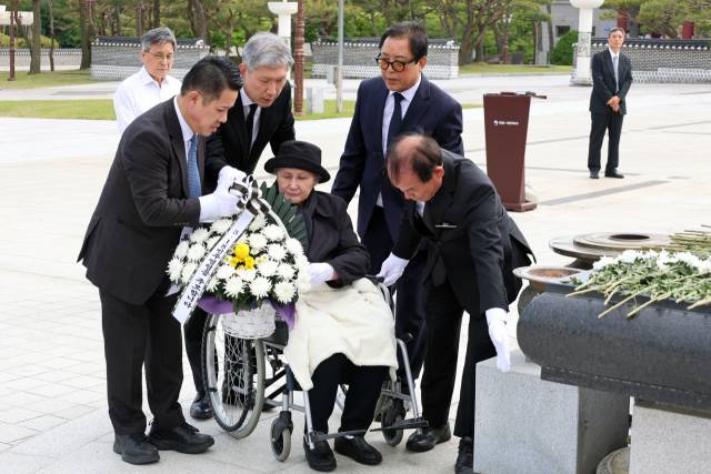 ▲5·18민주화운동 45주년 하루 뒤인 19일 노태우 전 대통령의 배우자인 김옥숙 여사가 아들 노재헌씨와 함께 광주 북구 운정동 국립5·18민주묘지를 찾아 헌화하고 있다. 2025.5.19.국립5·18민주묘지 제공.ⓒ연합뉴스