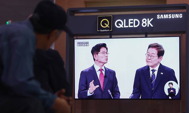 18일 서울역 대합실에서 시민들이 제21대 대선 1차 후보자 토론회 중계방송을 지켜보고 있다. 연합뉴스