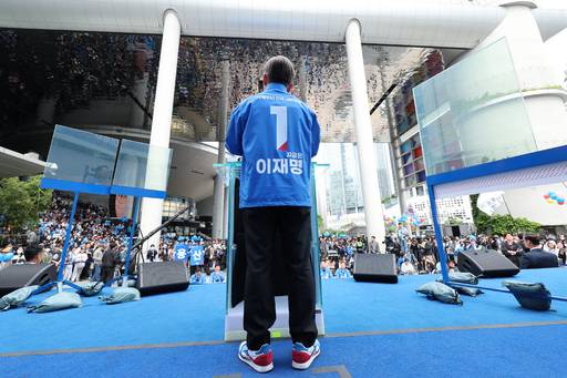 더불어민주당 이재명 대선 후보가 19일 서울 용산구 용산역 광장에서 열린 집중유세에서 방탄유리가 설치된 유세차 위에서 지지호소를 하고 있다. 뉴시스