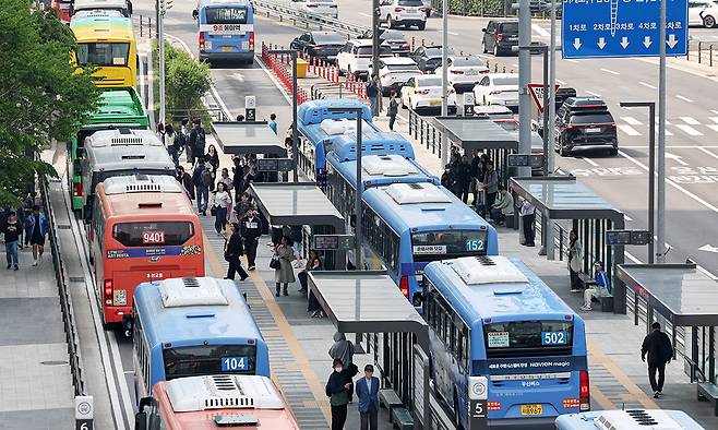 서울 중구 서울역 버스환승센터에서 시민들이 버스를 이용하고 있다. 뉴스1