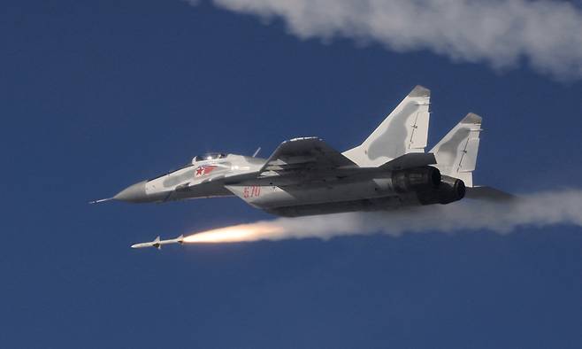 김정은 북한 국무위원장이 지난 15일 제1공군사단 관하 비행연대를 방문해 공군 반항공(방공)전투 및 공습 훈련을 지도했다고 조선중앙통신이 17일 보도했다. 평양=조선중앙통신·연합뉴스