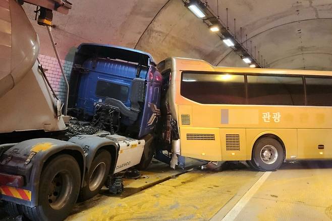 19일 오전 10시6분쯤 전북 완주군 완주∼순천 고속도로 상행선 용암4터널에서 곡물 운반용 트레일러와 관광버스 등 차량 4대가 잇따라 추돌하는 사고가 났다. 전북소방본부 제공