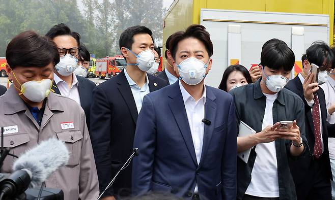 방진마스크 쓰고 개혁신당 이준석 대선후보(앞줄 가운데)가 19일 광주 광산구 금호타이어 공장을 찾아 방진마스크를 쓴 채 화재 현장을 둘러보고 있다. 연합뉴스
