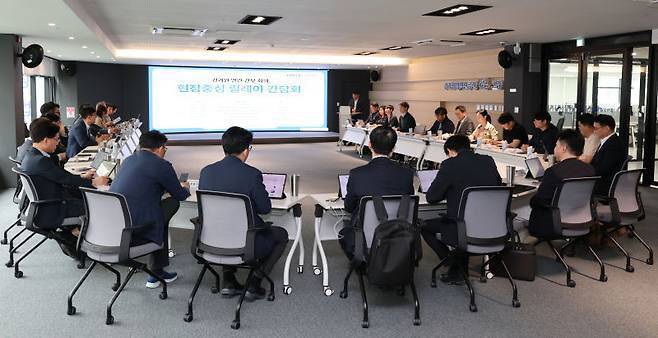 19일 경기 고양시 경기창업혁신공간에서 열린 경과원 현장&nbsp;중심 릴레이 간부회의. 경과원 제공