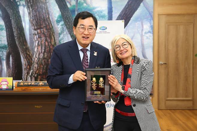 경주 APEC 정상회의를 앞두고 에밀리아 가토 주한 이탈리아대사가 경주시를 찾아 주낙영 시장과 환담을 나눈 뒤 기념촬영을 하고 있다.&nbsp;