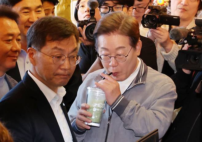 민심을 청취하는 ‘경청 투어’에 나선 더불어민주당 이재명 대선후보가 지난 3일 강원도 강릉시 안목해변 카페거리의 한 카페에서 주문한 녹차라떼를 마시고 있다.&nbsp;강릉=뉴시스