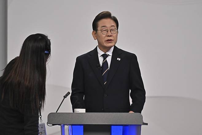 더불어민주당 이재명 대선후보가 지난 18일 서울 마포구 상암동 SBS 프리즘센터 스튜디오에서 열린 제21대 대선 1차 후보자 토론회를 준비하고 있다. 국회사진기자단