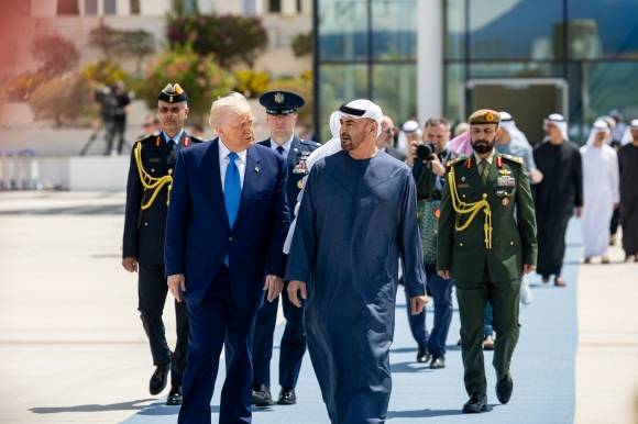 지난 16일(현지시간) 아랍에미리트(UAE) 아부다비 국제공항에서 도널드 트럼프(왼쪽) 미국 대통령이 무함마드 빈 자이드 알 나하얀 UAE 대통령과 작별 인사를 나누고 있다. 미국은 사우디아라비아에 이어 UAE와도 데이터센터 구축을 포함해 2000억 달러(약 280조원) 규모의 경제 협력 및 투자 계획에 합의를 이뤘다. 아부다비 EPA 연합뉴스