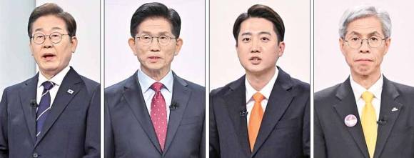 중앙선거방송토론위원회가 주관하는 21대 대선 첫 TV 토론이 18일 서울 마포구 SBS프리즘타워에서 진행됐다. 후보들은 저성장 극복과 민생경제 활성화, 도널드 트럼프 시대의 통상 전략, 국가경쟁력 강화 방안 등을 주제로 토론했다. 왼쪽부터 이재명 더불어민주당·김문수 국민의힘·이준석 개혁신당·권영국 민주노동당 후보. 국회 사진기자단