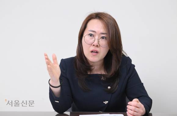 서울중앙지검 강력부 설립 이래 세 번째 여성 부장검사를 맡은 김보성 마약범죄 특별수사팀장이 지난 12일 서울 서초구 청사 내 사무실에서 국내 마약 범죄의 심각성에 대해 이야기하고 있다. 김 부장검사는 “마약은 천재지변이 아니라 우리가 노력하면 막을 수 있는 현실”이라고 말했다. 도준석 전문기자