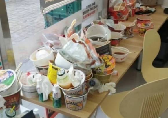 제주도의 한 편의점이 중국인 관광객들이 사용한 이후 난장판이 된 모습. 사진= 서경덕 교수