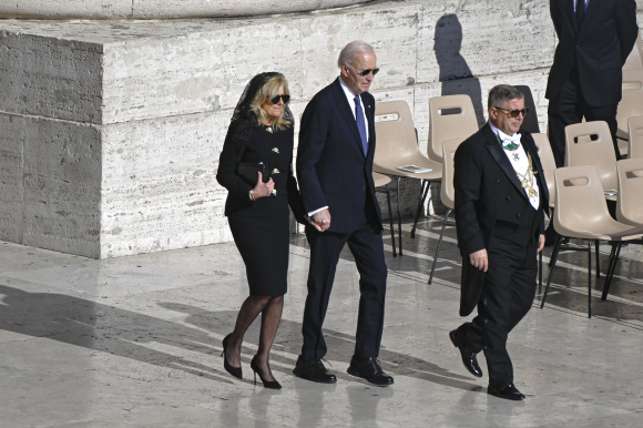 질 바이든 여사의 손을 잡고 조 바이든 전 대통령이 2025년 4월 26일 바티칸 시국 성 베드로 광장에서 거행된 교황 프란치스코의 장례식에 참석하고 있다. 이는 바이든 전 대통령이 전립선암 진단 사실을 알리기 전 마지막 공개 석상에서의 모습이다. 바티칸 UPI 연합뉴스