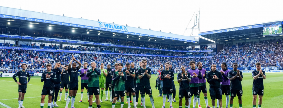리그 최종전을 마친 뒤 팬들에게 인사하는 페예노르트 선수들. 페예노르트 홈페이지 캡처