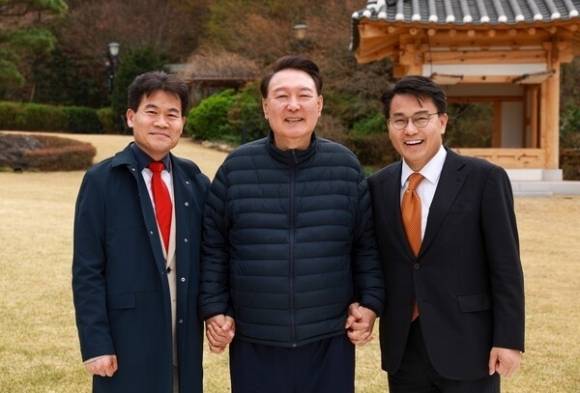 한국사 강사 전한길(왼쪽)씨가 지난 9일 서울 용산구 한남동 관저에서 윤석열 전 대통령을 만났다. 오른쪽은 윤상현 국민의힘 의원. 자료 : 전한길뉴스