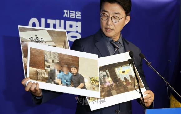 노종면 더불어민주당 의원이 19일 오후 서울 여의도 중앙당사에서 지귀연 서울중앙지법 부장판사의 ‘룸살롱 접대’ 의혹 관련 사진을 공개하고 있다. 2025.5.19 안주영 전문기자