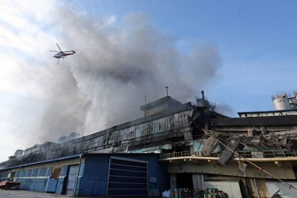금호타이어 광주공장 주불 진화 - 금호타이어 광주공장 화재 발생 이틀째인 18일 소방헬기가 물을 뿌리며 진화에 나서고 있다. 불은 전날 오전 7시 11분쯤 2공장 내 정련 공정에서 발생했으며 이날 오후 주불이 잡혔다. 광주 연합뉴스