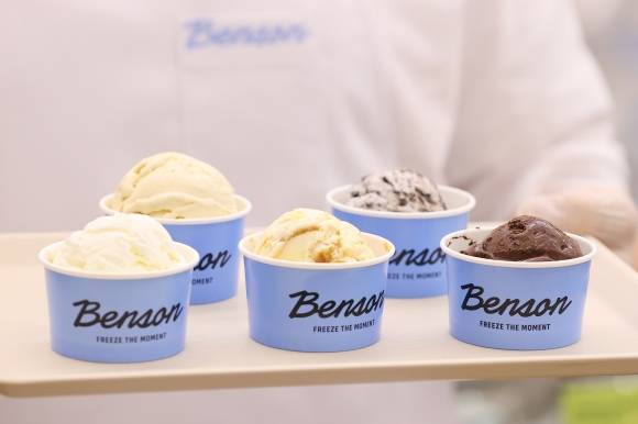 19일 서울 강남구 벤슨 크리머리 서울 스쿱샵에서 직원이 프리미엄 아이스크림 ‘벤슨(Benson)’의 제품을 소개하고 있다. 연합뉴스