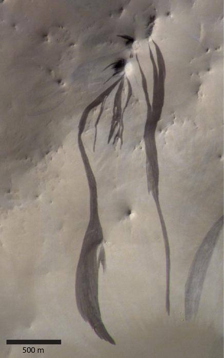 유럽우주국(ESA)의 ExoMars Trace Gas Orbiter(TGO)에 탑재된 CaSSIS 카메라가 화성의 북반구에 있는 ‘아라비아 테라’ 지역의 경사면 줄무늬를 포착한 사진. 미국과 스위스 연구팀은 이 줄무늬가 물의 흔적이 아닌 바람과 충돌에 의해 형성된 것이라는 사실을 밝혀냈다.  미국 항공우주국(NASA) 제공