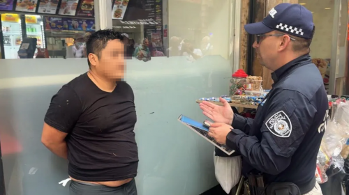 페루 금광에서 노동자 13명을 납치해 살해한 혐의를 받는 남성(왼쪽)이 콜롬비아 경찰에 체포됐다. 출쳐=콜롬비아 내무부